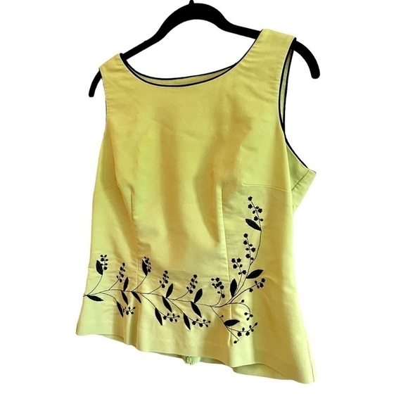 SHERI MARTIN, SLEEVELESS SHELL TOP IN BRIGHT LIME GREEN. SIZE 10 - Picture 3 of 7